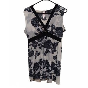 Sweet Pea sleeveless gauzy maternity top size L